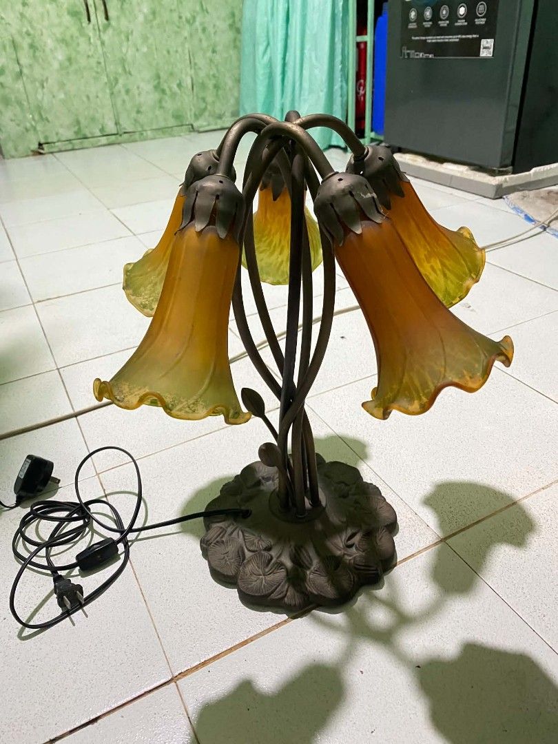 Antique lamp Tiffany style (Category: Looking For) located in Caloocan City. Submitted by noeld316982578 (Listing ID 1471253248, Image 2). Description: pm sa my gusto working Taguig location.