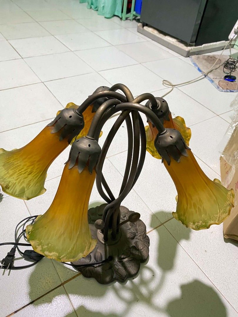 Antique lamp Tiffany style (Category: Looking For) located in Caloocan City. Submitted by noeld316982578 (Listing ID 1471253248, Image 1). Description: pm sa my gusto working Taguig location.