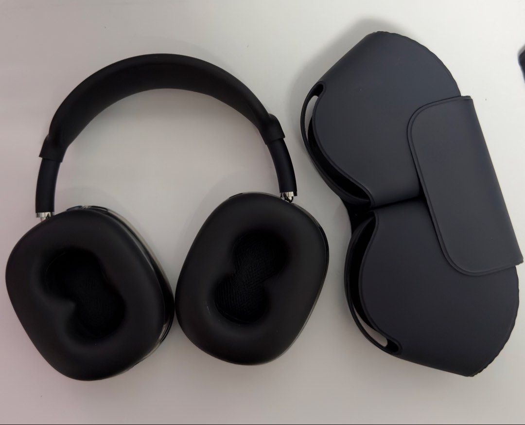 Apple AirPods Gen 1 Max Midnight with Case (Category: Headphones & Headsets) located in Quezon City. Submitted by thornicus (Listing ID 1471254232, Image 2). Description: PRICE IS NEGOTIABLE! SEND ME A DM LANG PO! 😁 - Model: Apple AirPods Max - Color: Midnight - Condition: Pristine, clean exterior shells with zero scratches or scuffs - Features: Over-ear design, plush black ear cushions, steel telescoping arms, and wireless functionality - Inclu