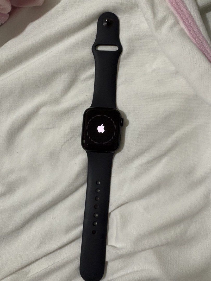 Apple Watch SE 2nd gen 40mm (Category: Wearables & Smart Watches) located in Quezon City. Submitted by catmom19 (Listing ID 1471199214, Image 1). Description: Barely used With orig box and charger With small dent (pls see pics).