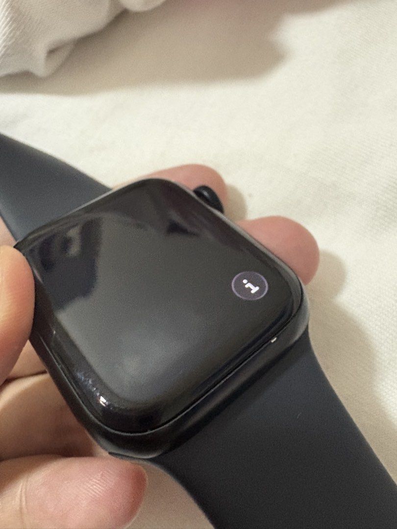 Apple Watch SE 2nd gen 40mm (Category: Wearables & Smart Watches) located in Quezon City. Submitted by catmom19 (Listing ID 1471199214, Image 2). Description: Barely used With orig box and charger With small dent (pls see pics).