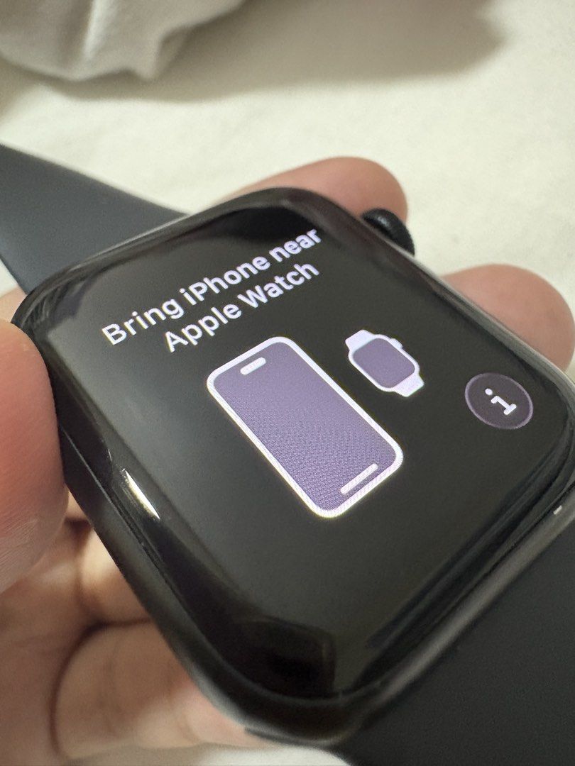 Apple Watch SE 2nd gen 40mm (Category: Wearables & Smart Watches) located in Quezon City. Submitted by catmom19 (Listing ID 1471199214, Image 3). Description: Barely used With orig box and charger With small dent (pls see pics).
