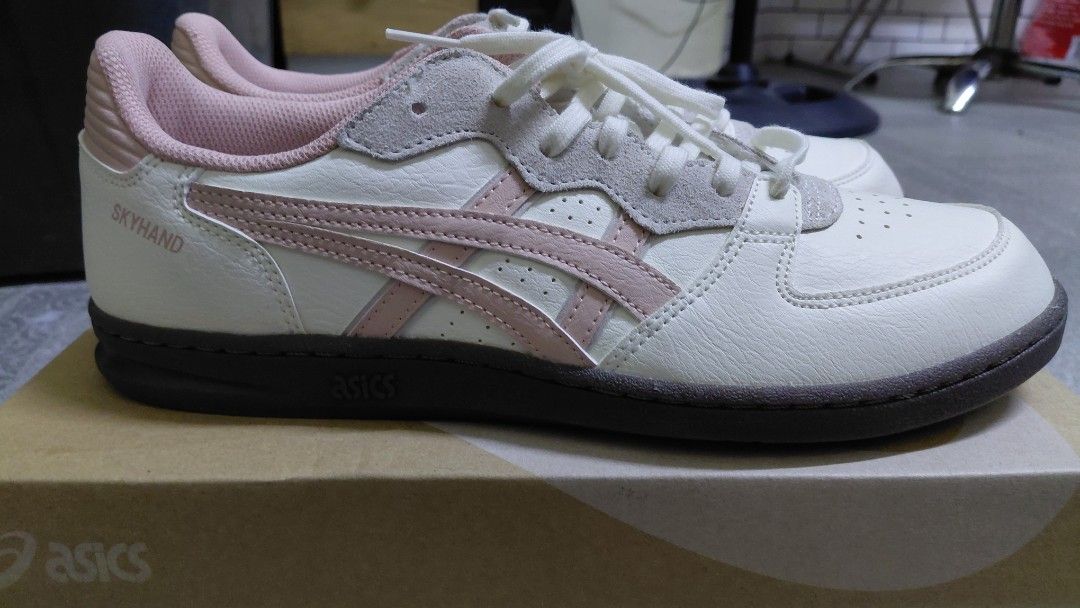 ASICS Skyhand OG Cream Maple Sugar size US9 (Category: Sneakers) located in Quezon City. Submitted by manmac24 (Listing ID 1471230316, Image 2). Description: ASICS Skyhand OG unisex Size 9 - original Original price: P6,790 Location: Pasong Tamo, Q.C. Pickup or Lalamove - Model: Asics Skyhand OG - Colorway: Cream and Maple Sugar with pink tiger stripes and dark brown soles - Material: Premium suede and leather upper - Style: Low-top court sneakers