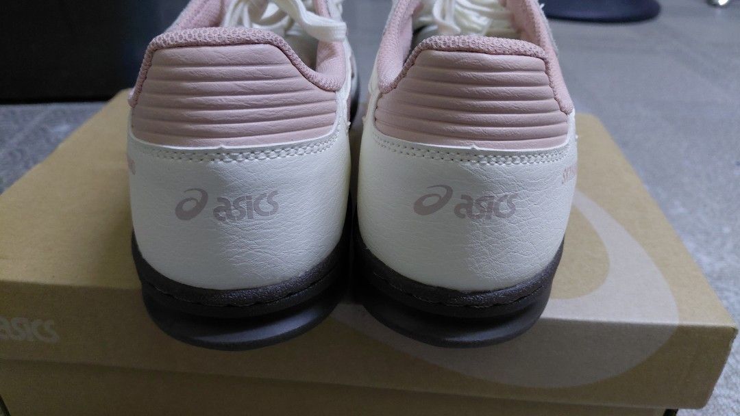 ASICS Skyhand OG Cream Maple Sugar size US9 (Category: Sneakers) located in Quezon City. Submitted by manmac24 (Listing ID 1471230316, Image 3). Description: ASICS Skyhand OG unisex Size 9 - original Original price: P6,790 Location: Pasong Tamo, Q.C. Pickup or Lalamove - Model: Asics Skyhand OG - Colorway: Cream and Maple Sugar with pink tiger stripes and dark brown soles - Material: Premium suede and leather upper - Style: Low-top court sneakers