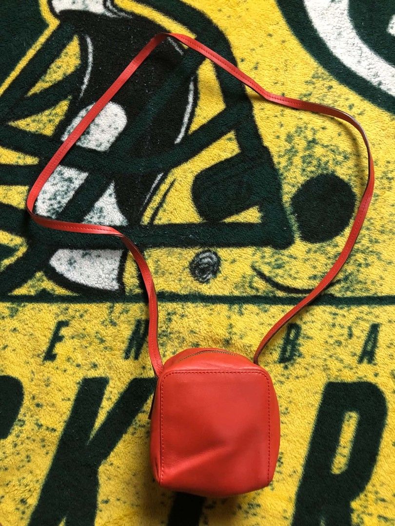 Authentic BALLY Italy ( KORA) Bag (Category: Purses & Pouches) located in Manila. Submitted by wildowl_054d35 (Listing ID 1471222912, Image 2). Description: good condition riri zip made in Italy issue reshape.