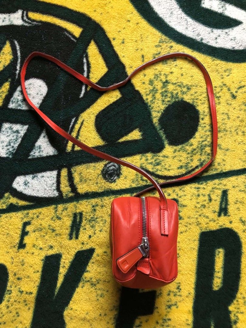 Authentic BALLY Italy ( KORA) Bag (Category: Purses & Pouches) located in Manila. Submitted by wildowl_054d35 (Listing ID 1471222912, Image 3). Description: good condition riri zip made in Italy issue reshape.