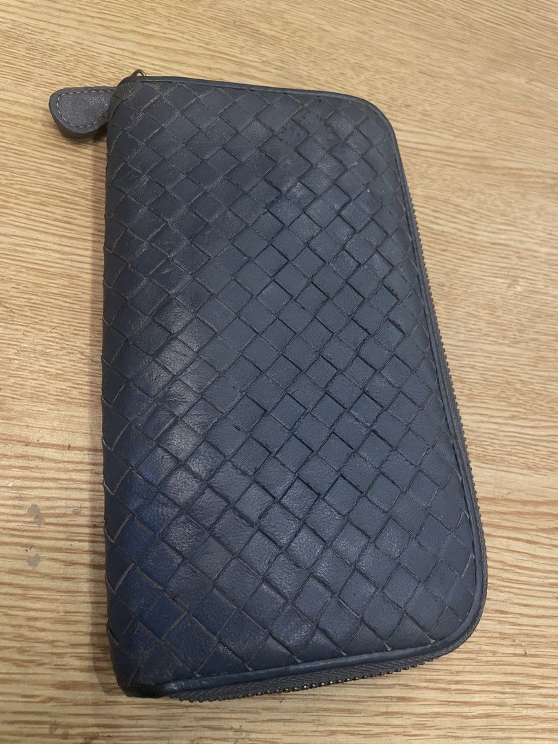 Authentic bottega veneta wallet (Category: Luxury Bags & Wallets) located in Cavite. Submitted by ohmie23 (Listing ID 1471247103, Image 1). Description: Authentic bottega veneta wallet Issue mejo maganit zipper.
