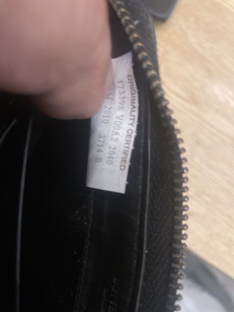 Authentic bottega venetta long wallet (Category: Luxury Bags & Wallets) located in Cavite. Submitted by ohmie23 (Listing ID 1471247615, Image 3). Description: Authentic bottega venetta long wallet.