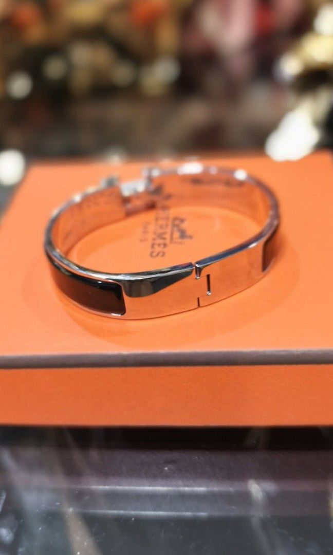 Authentic Hermès Clic Clac Bangle (Category: Bracelets) located in La Trinidad. Submitted by designerluxeshop (Listing ID 1471180953, Image 2). Description: Pre-owned Hermès clic clac bangle with dustbag, 💯% original, in good condition, shipping is free, message us if interested, delivery is by schedule discount is offered for cash buyer layaway is accepted 20% downpayment 80% balance payable up to 4-6months.