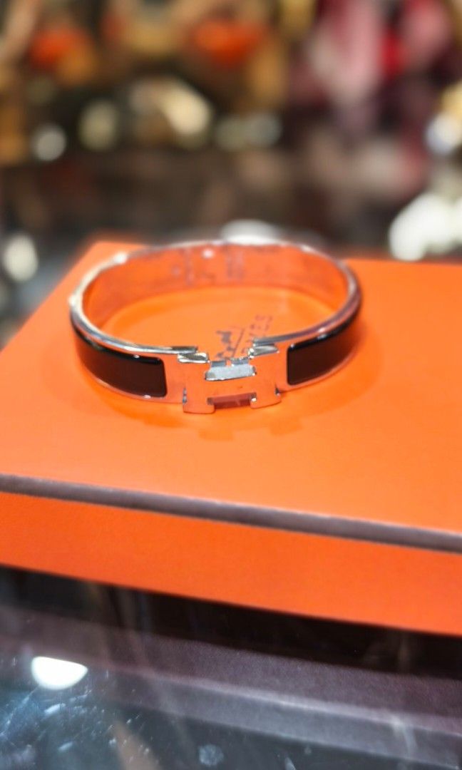 Authentic Hermès Clic Clac Bangle (Category: Bracelets) located in La Trinidad. Submitted by designerluxeshop (Listing ID 1471180953, Image 1). Description: Pre-owned Hermès clic clac bangle with dustbag, 💯% original, in good condition, shipping is free, message us if interested, delivery is by schedule discount is offered for cash buyer layaway is accepted 20% downpayment 80% balance payable up to 4-6months.