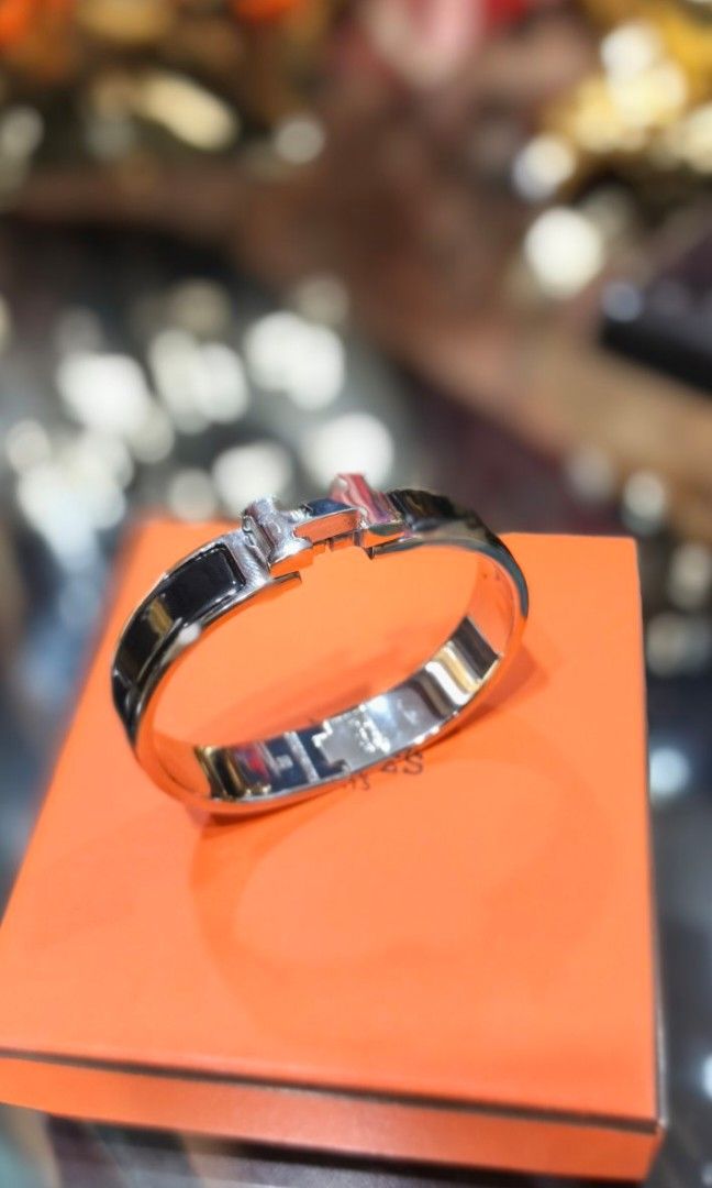 Authentic Hermès Clic Clac Bangle (Category: Bracelets) located in La Trinidad. Submitted by designerluxeshop (Listing ID 1471180953, Image 3). Description: Pre-owned Hermès clic clac bangle with dustbag, 💯% original, in good condition, shipping is free, message us if interested, delivery is by schedule discount is offered for cash buyer layaway is accepted 20% downpayment 80% balance payable up to 4-6months.