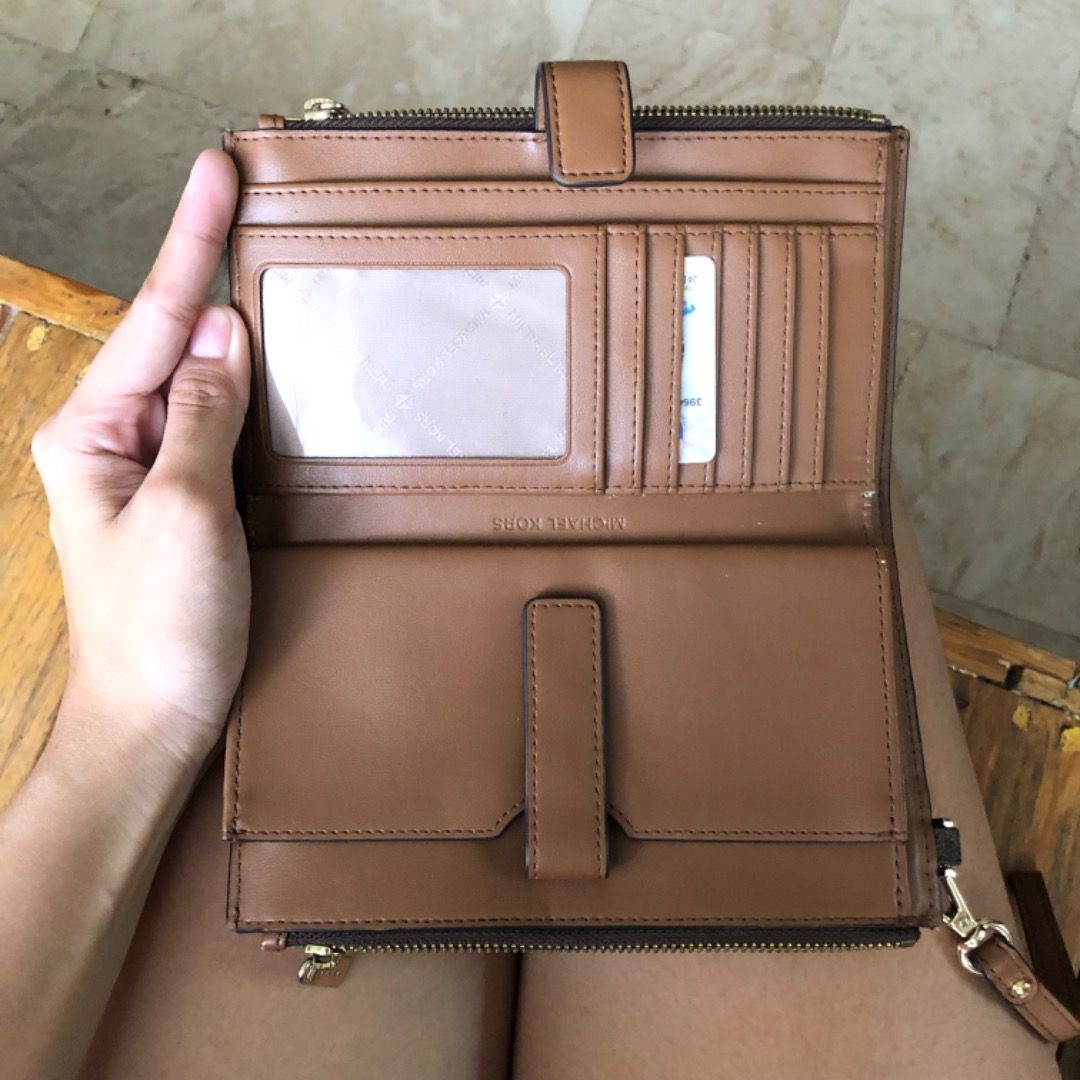 Authentic Michael Kors Double Zip wristlet wallet (Category: Wallets & Card Holders) located in Bulacan. Submitted by _helpmedeclutterr (Listing ID 1471153647, Image 3). Description: SUPER PRETTY!!! AUTHENTIC HAS MANY COMPARTMENTS, CAN FIT PHONE. .