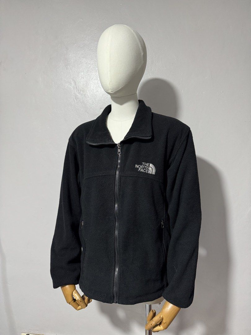 Authentic The North Face Sweater (Category: Coats, Jackets and Outerwear) located in Quezon City. Submitted by rych0799 (Listing ID 1471288131, Image 1). Description: No any issue. Super pretty in personal. Condition:10/10 .