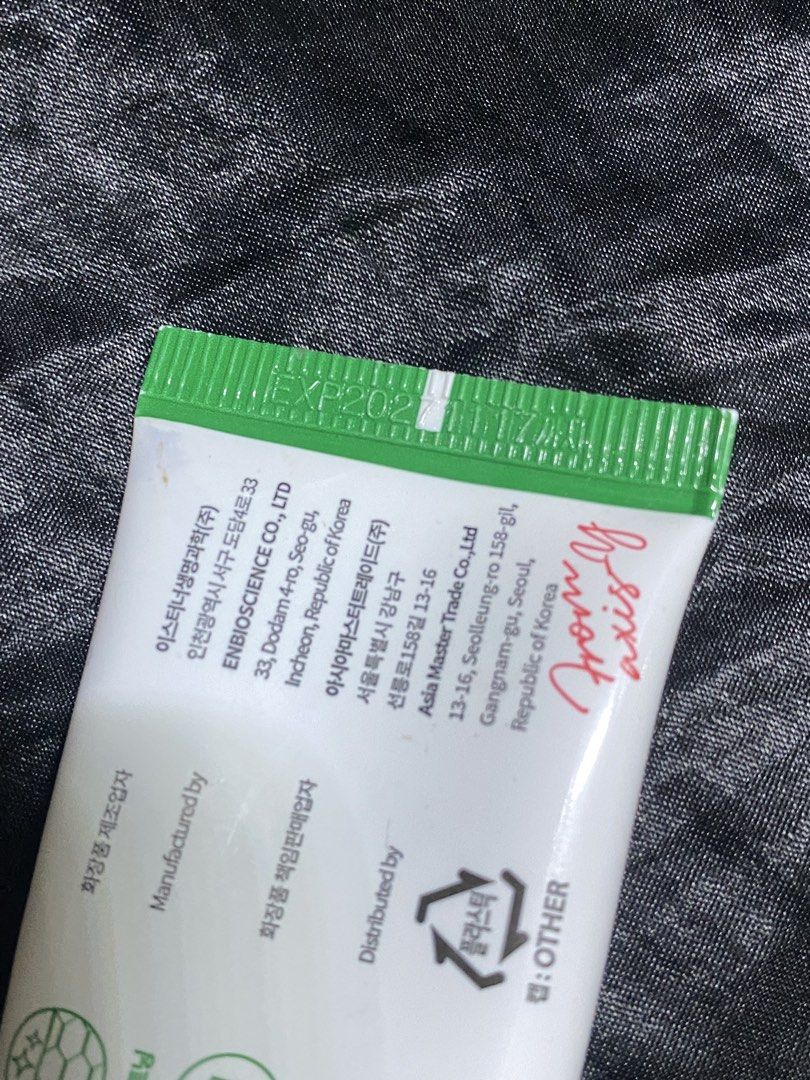 AXIS Y Dark Spot Correcting Glow Serum 50ml (Category: Face Care) located in Manila. Submitted by strawberrynot (Listing ID 1471174539, Image 3). Description: 🎀 medyo marami pang laman 🎀 bought last year yata can’t remember na 🎀 saglit lang din nagamit 🎀 exp date: nov 2027 📍meet up (lrt 2 station) or lalamove .