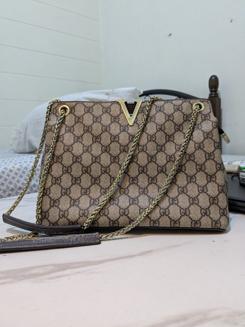 Bag (Category: Cross-body Bags) located in Manila. Submitted by hazejua333 (Listing ID 1471244853, Image 3). Description: dm me for deets bag can be adjusted to a sling bag or shoulder bag.