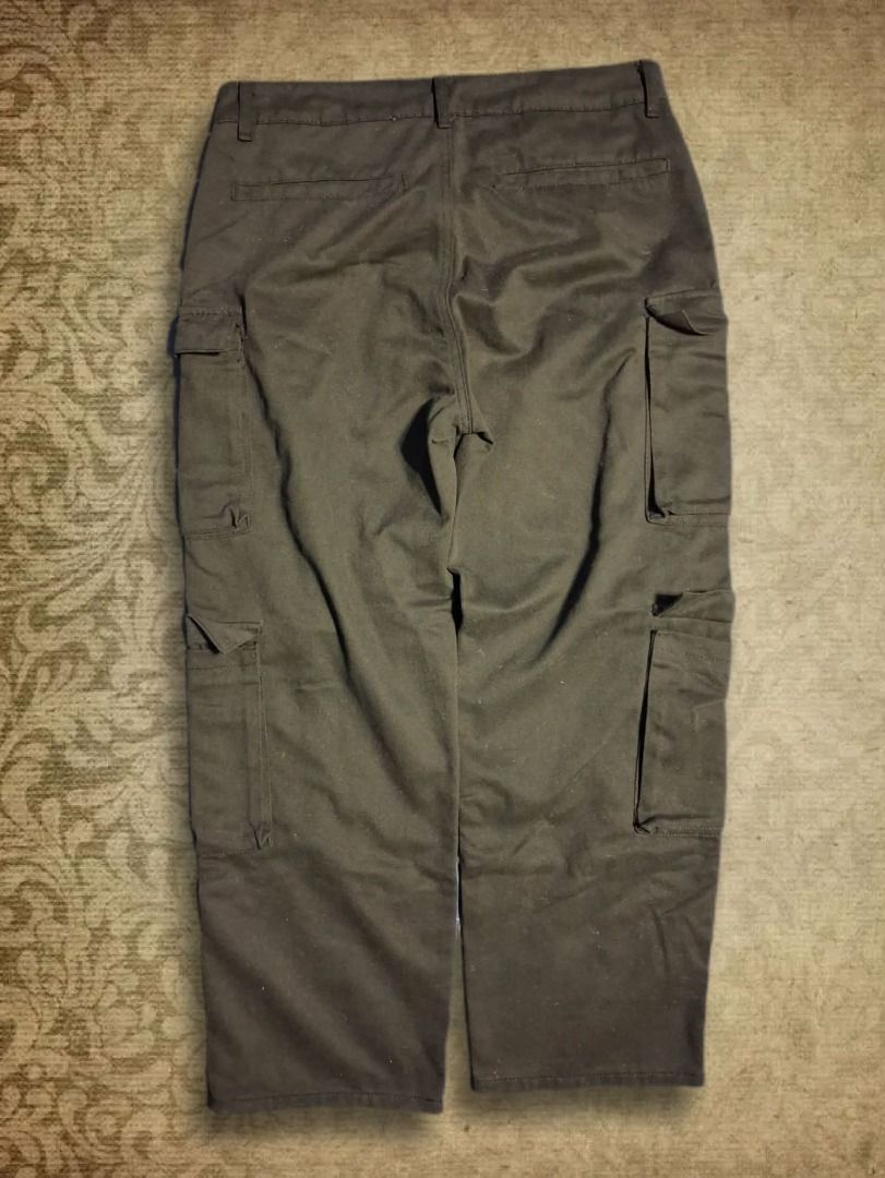 BENCH/ Men's Twill Cargo Pants (Black, Size L) (Category: Joggers) located in Quezon City. Submitted by wilhelmthe63888 (Listing ID 1471254849, Image 2). Description: ITEM DETAILS: Color - Black Dimes - 32 W x 37 L in Origin - Bench Philippines Condition - Used a few times, Needs Wash, Like new Material: Durable Twill Cotton.