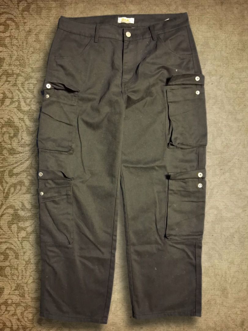 BENCH/ Men's Twill Cargo Pants (Black, Size L) (Category: Joggers) located in Quezon City. Submitted by wilhelmthe63888 (Listing ID 1471254849, Image 1). Description: ITEM DETAILS: Color - Black Dimes - 32 W x 37 L in Origin - Bench Philippines Condition - Used a few times, Needs Wash, Like new Material: Durable Twill Cotton.