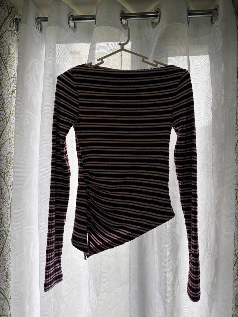 Bershka Maroon Fall / Autumn Striped Top (Category: Longsleeves) located in Mandaluyong City. Submitted by sweetberrry (Listing ID 1471224214, Image 3). Description: color on camera may differ never worn out before.