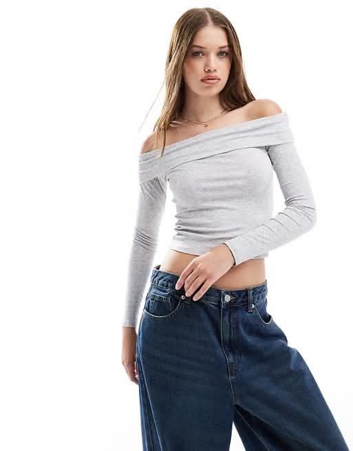 Bershka Off-Shoulder Long Sleeve Top (Category: Longsleeves) located in Caloocan City. Submitted by lpzchy (Listing ID 1471159114, Image 2). Description: - Brand: Bershka (Brand New with Tags) - Style: Off-shoulder long sleeve basic top - Material: Soft and comfortable ribbed fabric - Colors & Sizes Available: * Black: XS, S, L * White: S * Maroon: XS * Gray: S, L - Note: Please DM us to confirm color and size availability before checking out!.