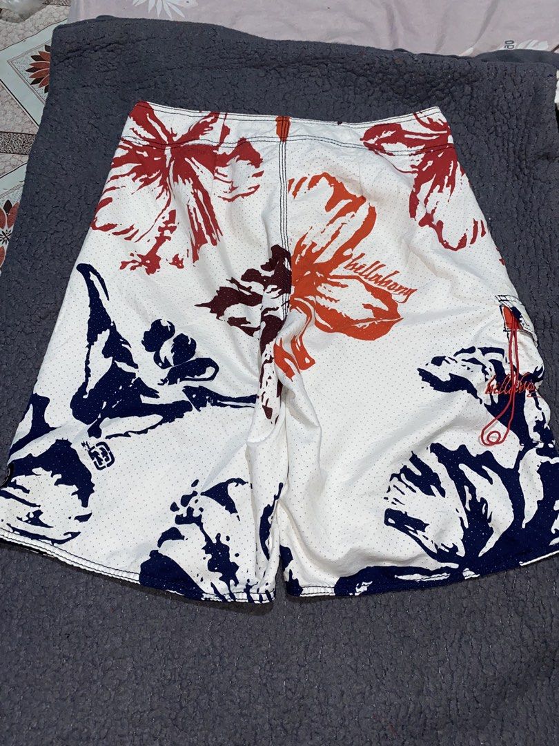 Billabong Floral Print Board Shorts (Category: Swim Trunks & Board Shorts) located in Alcala. Submitted by georgetorr31608 (Listing ID 1471202764, Image 2). Description: vintage Y2K-era Billabong Hibiscus Floral Boardshorts Size 32 on tag No issue Pm pm pm.