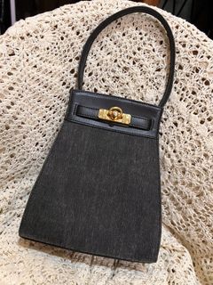 (Category: ) located in . Submitted by vintage_vogue6100 (Listing ID 1471286119, Image 1). Description: .