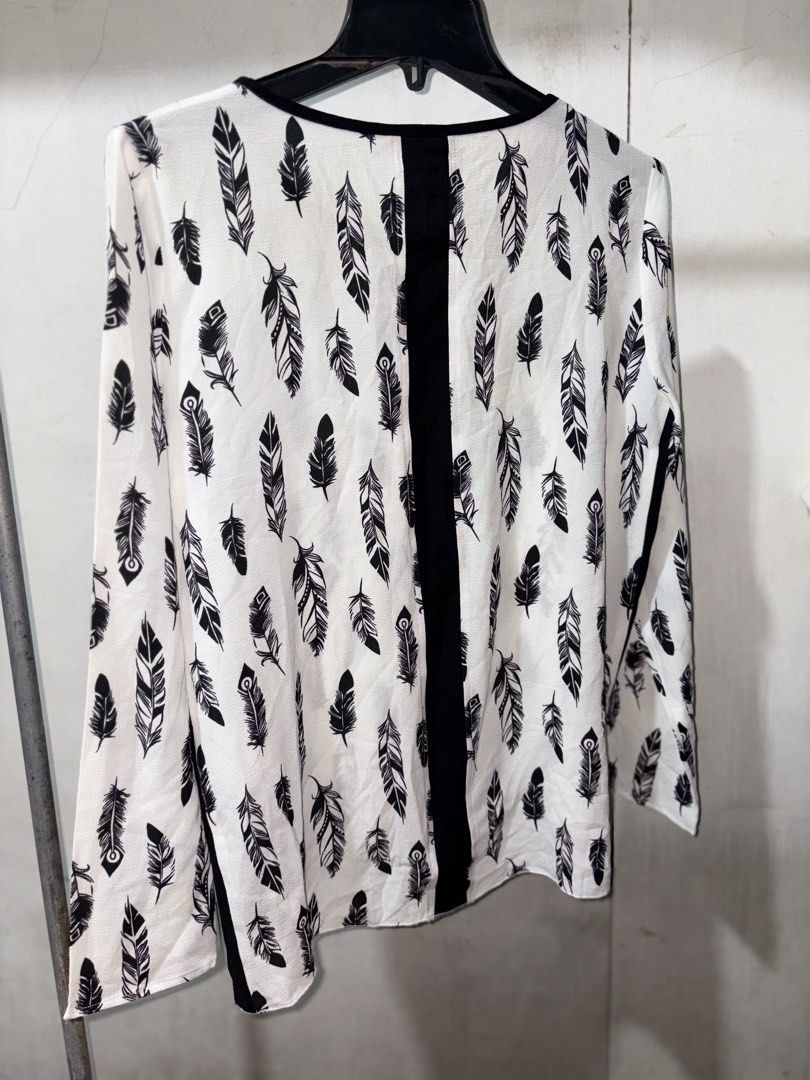 Black and White Feather Print Long Sleeve Blouse (Category: Longsleeves) located in Cavite. Submitted by earthread (Listing ID 1471188529, Image 2). Description: - White long sleeve top with stylish all-over black feather pattern - Contrasting black round neckline, side stripes, and solid black back panel - Lightweight and comfortable fabric ideal for daily wear - High-low hem with side slits for easy movement and a flattering fit - Versatile cas