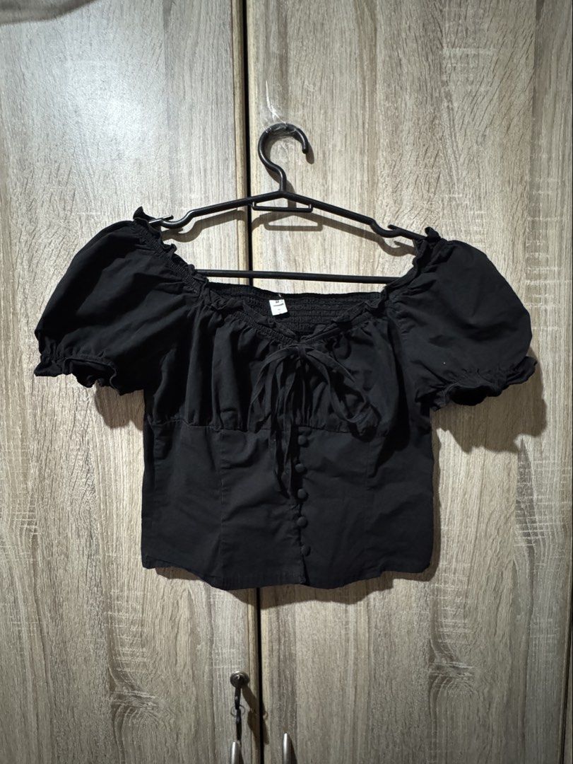 Black Bustier Coquette Puff Sleeve Crop Top (Category: Blouses) located in Quezon City. Submitted by omelettuce (Listing ID 1471136708, Image 1). Description: - Color: Black - Size: Small - Smocked Back.