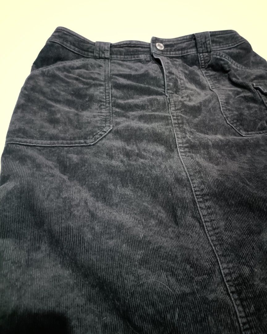 Black Corduroy Midi Skirt (Category: Skirts) located in Taguig. Submitted by revive_val (Listing ID 1471196305, Image 2). Description: YKK Zippers Length: 74CM Waist: 34CM.