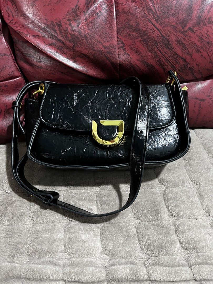 black leather shoulder bag (Category: Luxury Bags & Wallets) located in Lipa City. Submitted by tinlala0116 (Listing ID 1471121513, Image 1). Description: .