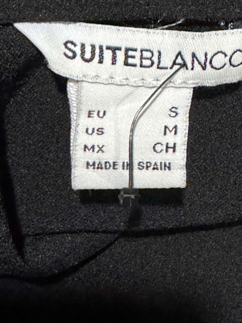 Black Long Sleeve Open Cardigan Blazer Jacket (Category: Coats, Jackets and Outerwear) located in Caloocan City. Submitted by deo0215 (Listing ID 1471134345, Image 1). Description: - Color: Black - Style: Open-front cardigan jacket with draped collar - Sleeves: Long sleeves - Fabric: Lightweight and smooth - Fit: Structured silhouette - Occasion: Ideal for workwear or casual layering.
