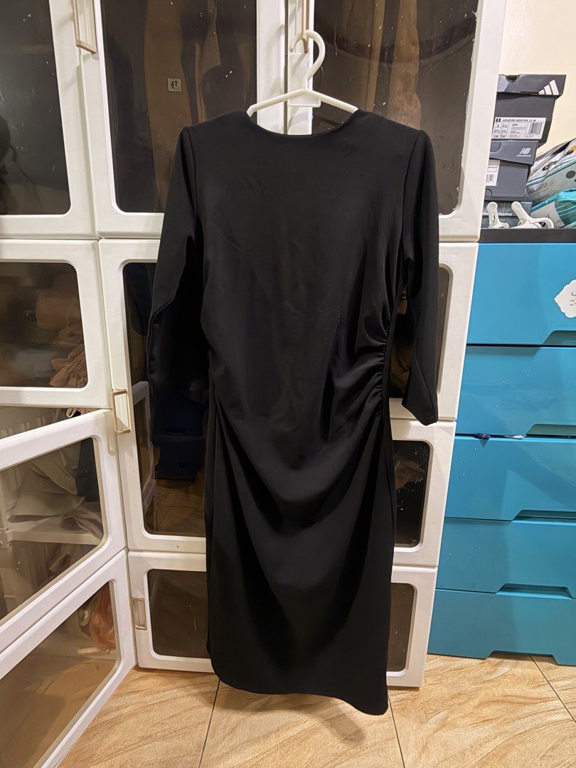 Black Midi Dress 3/4 Sleeves (Category: Dresses) located in Caloocan City. Submitted by leslieannemnl (Listing ID 1471156882, Image 2). Description: Woman Brand Size L W = 18 inches Semi stretchable ₱450 + SF.