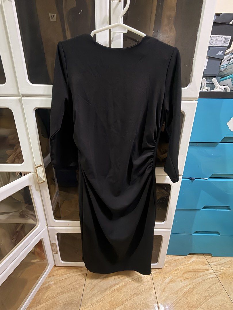 Black Midi Dress 3/4 Sleeves (Category: Dresses) located in Caloocan City. Submitted by leslieannemnl (Listing ID 1471156882, Image 1). Description: Woman Brand Size L W = 18 inches Semi stretchable ₱450 + SF.