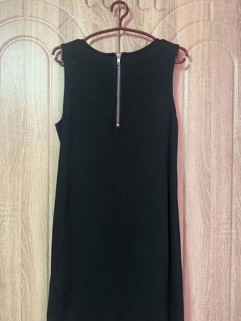 Black Sequin Mini Dress (Category: Dresses) located in Santa Ana. Submitted by gwiyommis (Listing ID 1471195243, Image 2). Description: Size: XS–S Length: 32.5 inches 🏷️ Price: ₱250.00 💬 Comment "MINE + A6" to claim! Reminders: 📌 Pre-loved item. Manage your expectations. 📌First mine basis. 📌Payment must be made within 24 hours. 📌Shipping fee is shouldered by the buyer. Mode of Payment: GCash, Bank Transfer Mode of Delivery: J&T, LBC NO RETU