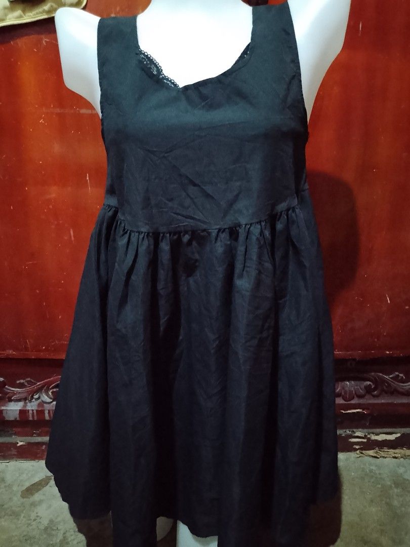 Black sleeveless mini dress (Category: Dresses) located in Batangas. Submitted by sheenx.09 (Listing ID 1471223074, Image 1). Description: - M - Style: Simple black sleeveless dress with a flared shape 💕 - Neckline: Scoop neck accented with delicate lace trim - Fit: Fitted top section with a dropped, gathered waist ♥️ - Material: Lightweight and comfortable fabric - Versatility: Ideal for casual daily outfits or layered over a t-shirt 😀 - Condi