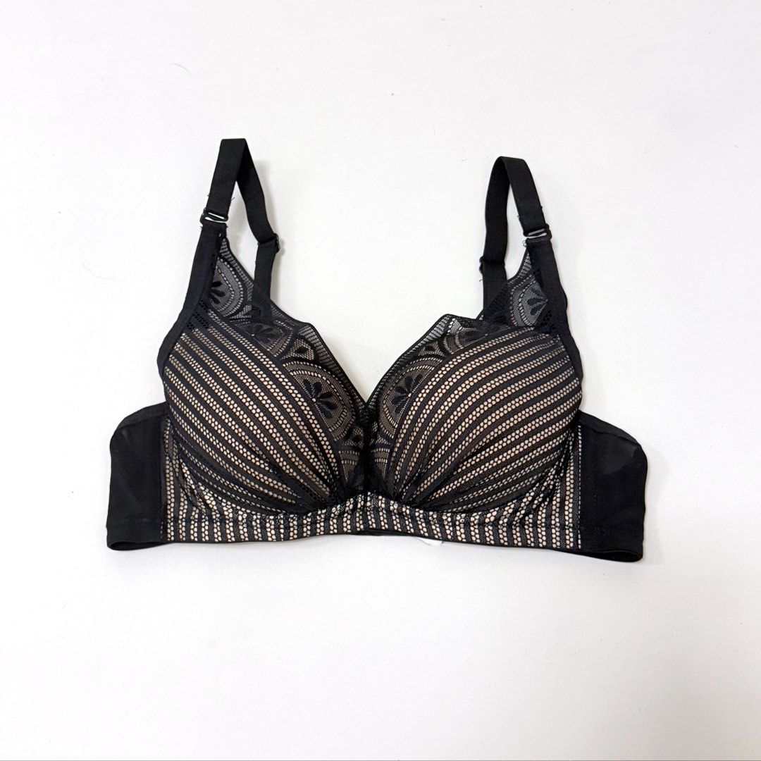 Black Striped Pattern Push-up Bra [32A] (Category: Undergarments & Loungewear) located in Malabon City. Submitted by k_intimates (Listing ID 1471289793, Image 1). Description: Details: • Size 32A / wired / push-up • Like new • Black and beige striped pattern contour bra.