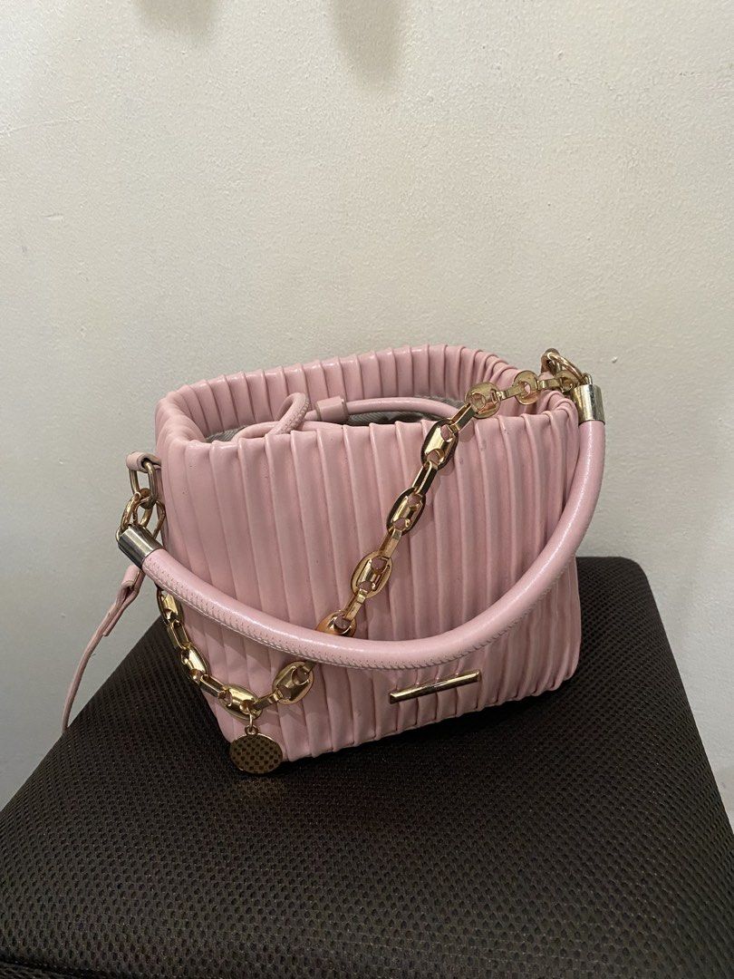 Blush Pink Shoulder Bag with Gold Tone Hardware (Category: Shoulder Bags) located in Andop. Submitted by whimcywear (Listing ID 1471137194, Image 1). Description: - Spacious shoulder bag accentuated with gold-toned hardware, a chunky gold chain strap, and a secure front metal clasp closure - Condition: Some crease and scuff marks near the strap attachment points, as shown in the photos.