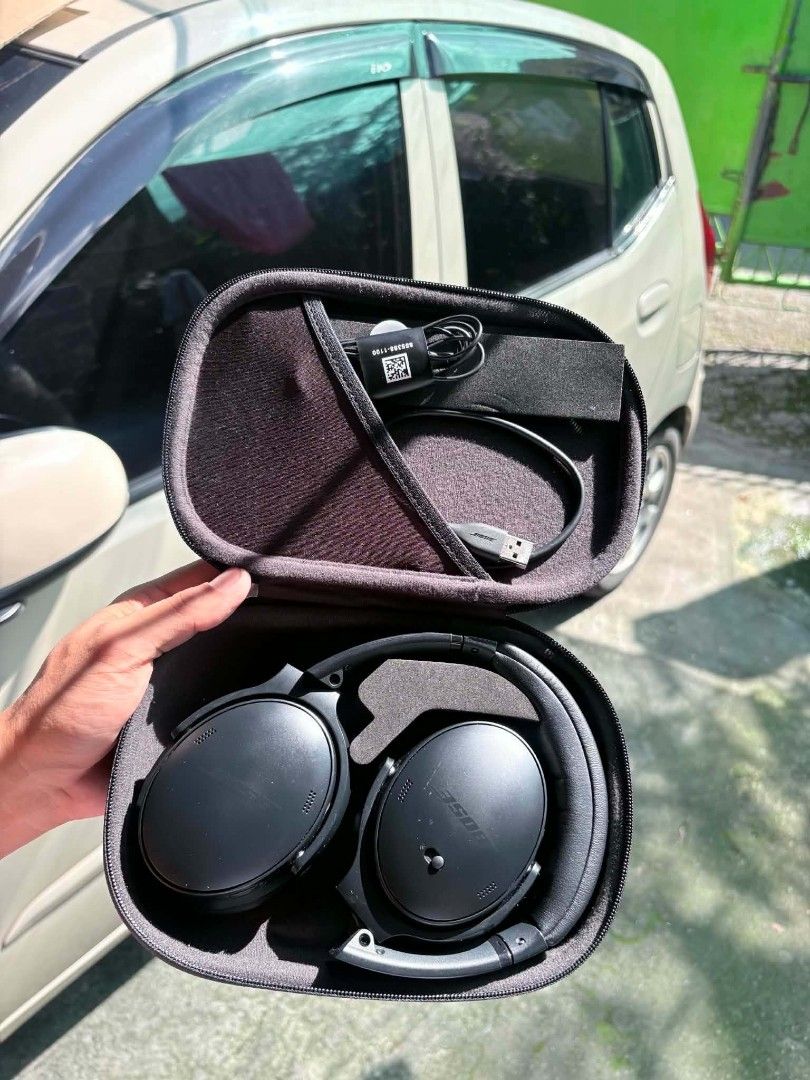 BOSE QC 45 HEADPHONE (Category: Headphones & Headsets) located in Quezon City. Submitted by chawisss (Listing ID 1471184487, Image 2). Description: RUSH!!! RUSH!! ! RUSH!!! BOSE QC 45 HEADPHONE NO ISSUE LIKE NEW COMPLETE PACKAGE 4,950 MEET UP OR LALAMOVE QC LOCATION.