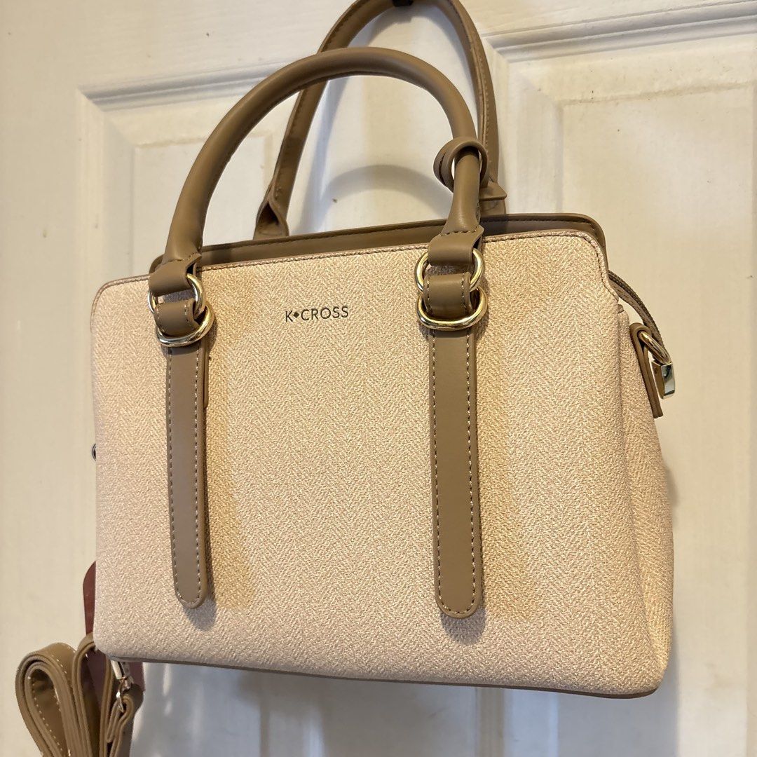 BRANDNEW BODY/SLING BAG (Category: Sling Bags) located in Baliuag. Submitted by gilpiece (Listing ID 1471143109, Image 1). Description: RFS: Decluttering , hindi nagagamit -With tag pa (Brandnew).