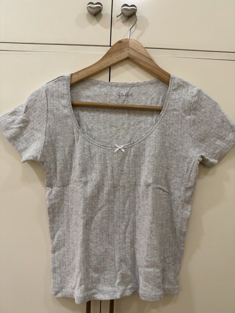 Brandy Melville Gray Top (Category: Shirts) located in Manila. Submitted by st4rcart (Listing ID 1471195374, Image 1). Description: - only worn once! - materials is pretty stretchy.