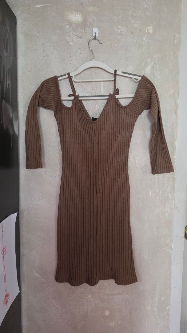 Brown Ribbed Cold Shoulder Dress (Category: Dresses) located in Muntinlupa City. Submitted by nat.m.cordoba (Listing ID 1471158316, Image 2). Description: - Style: Brown ribbed knit dress with cold shoulder cutouts and long sleeves - Neckline: V-neck with chic strap details across the shoulders.