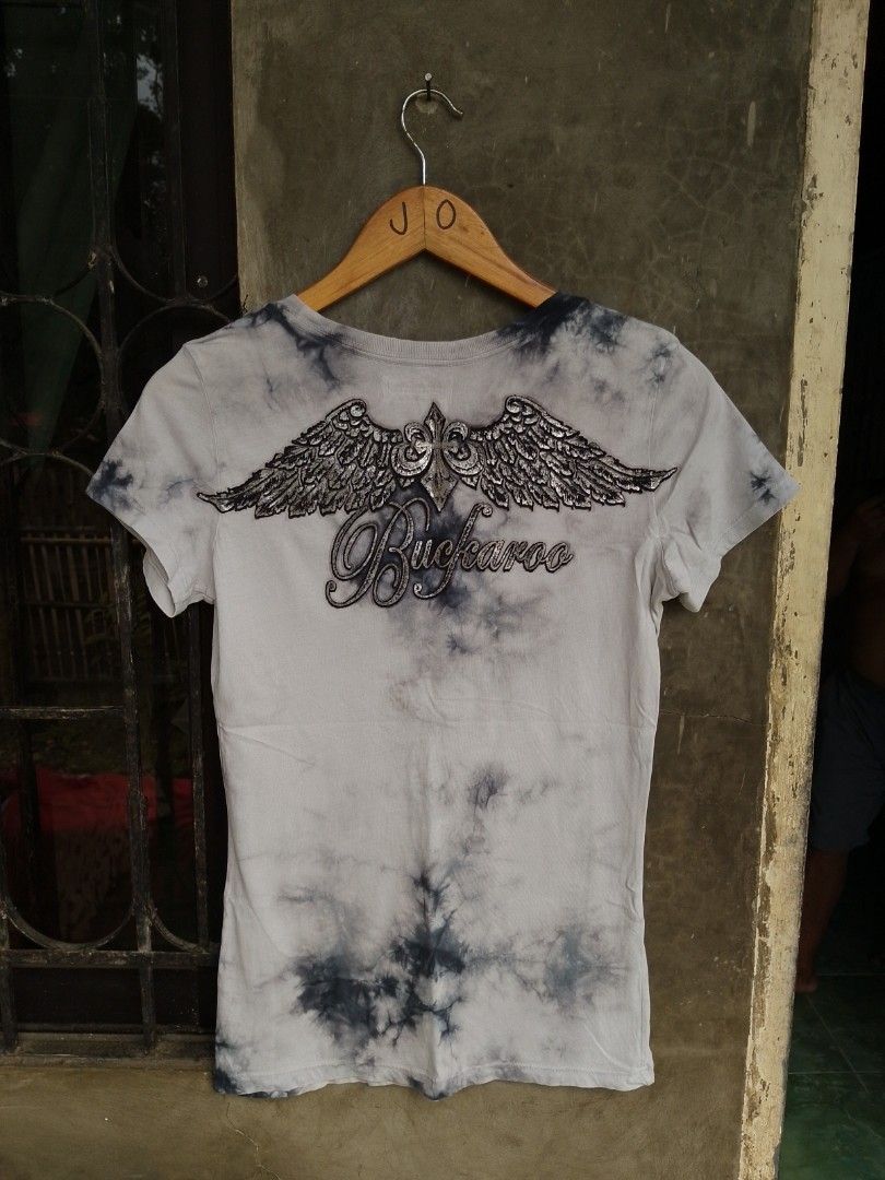 Buckaroo grey tie-dye skull tee with wings graphic (Category: Tshirts & Polo Shirts ) located in Kabankalan. Submitted by evolasdf (Listing ID 1471161002, Image 2). Description: Buckaroo Y2K grunge t-shirt Size: S to M pang uyab Dimes: 14.5x26 - Excellent Condition - issue pinhole not visible / Color Rate 9.5/10 📩 LOCATION 📍: Brgy Oringao Kabankalan City.