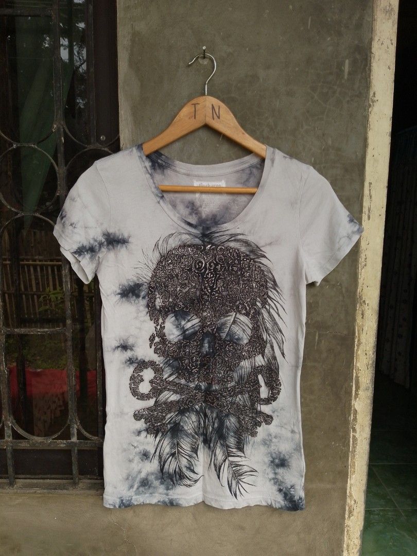 Buckaroo grey tie-dye skull tee with wings graphic (Category: Tshirts & Polo Shirts ) located in Kabankalan. Submitted by evolasdf (Listing ID 1471161002, Image 1). Description: Buckaroo Y2K grunge t-shirt Size: S to M pang uyab Dimes: 14.5x26 - Excellent Condition - issue pinhole not visible / Color Rate 9.5/10 📩 LOCATION 📍: Brgy Oringao Kabankalan City.