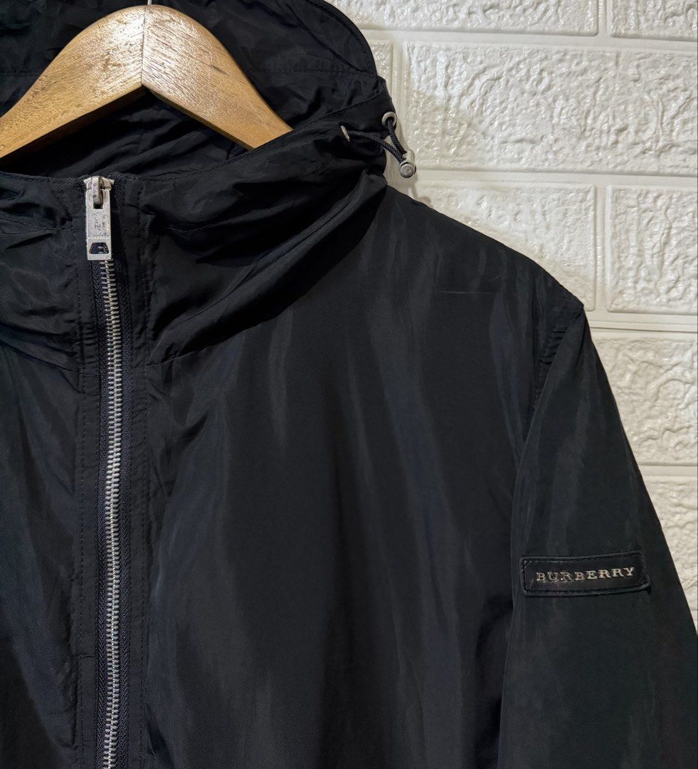 BURBERRY LOGO PATCH HOODED LIGHT JACKET (Category: Luxury Apparel) located in Baguio. Submitted by kds_stuffs (Listing ID 1471156606, Image 2). Description: Mine: 1.2k 📍BURB3RR7 logo patch hooded light jacket 😍 Naka burb lahat ng aglets, buttons & zippers ✨ Size: Large Dimension: 27L x 22W Color rate: 9/10 Issue: ❌ Excellent condition Need wash Gandara neto 💗.