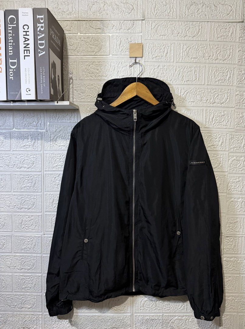 BURBERRY LOGO PATCH HOODED LIGHT JACKET (Category: Luxury Apparel) located in Baguio. Submitted by kds_stuffs (Listing ID 1471156606, Image 1). Description: Mine: 1.2k 📍BURB3RR7 logo patch hooded light jacket 😍 Naka burb lahat ng aglets, buttons & zippers ✨ Size: Large Dimension: 27L x 22W Color rate: 9/10 Issue: ❌ Excellent condition Need wash Gandara neto 💗.