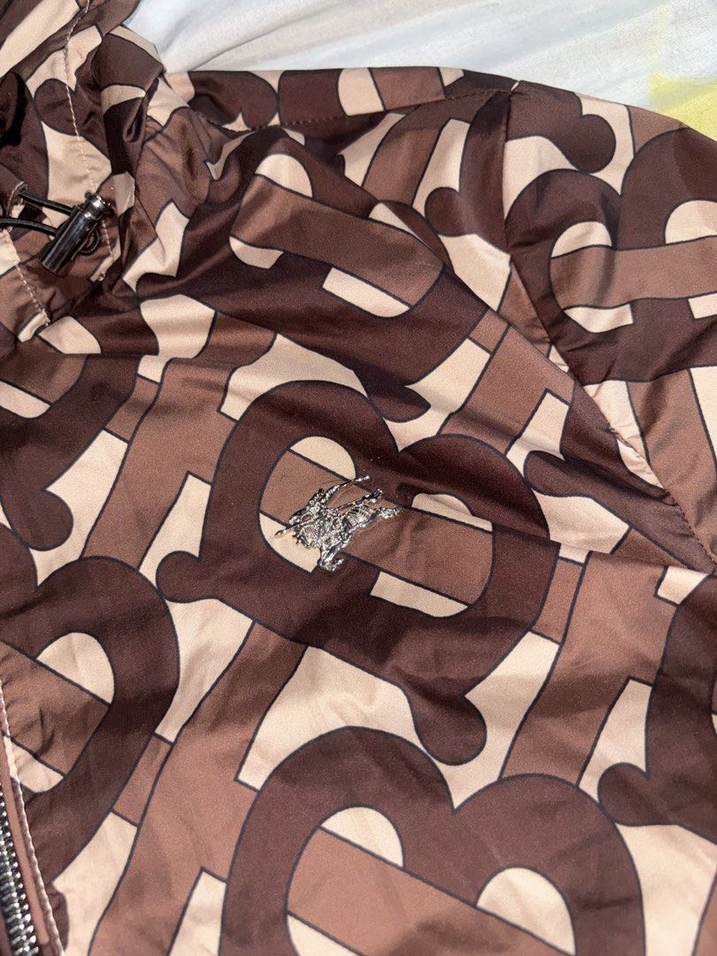 Burberry monogram (Category: Luxury Accessories) located in Calinog. Submitted by 5k.kr (Listing ID 1471187862, Image 2). Description: Burberry Goodasnew fit MEDIUM W21 x L27.