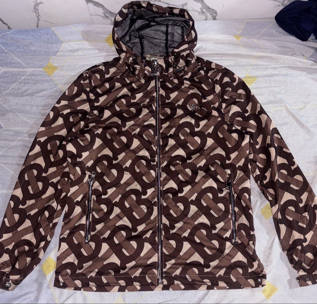 Burberry monogram (Category: Luxury Accessories) located in Calinog. Submitted by 5k.kr (Listing ID 1471187862, Image 1). Description: Burberry Goodasnew fit MEDIUM W21 x L27.