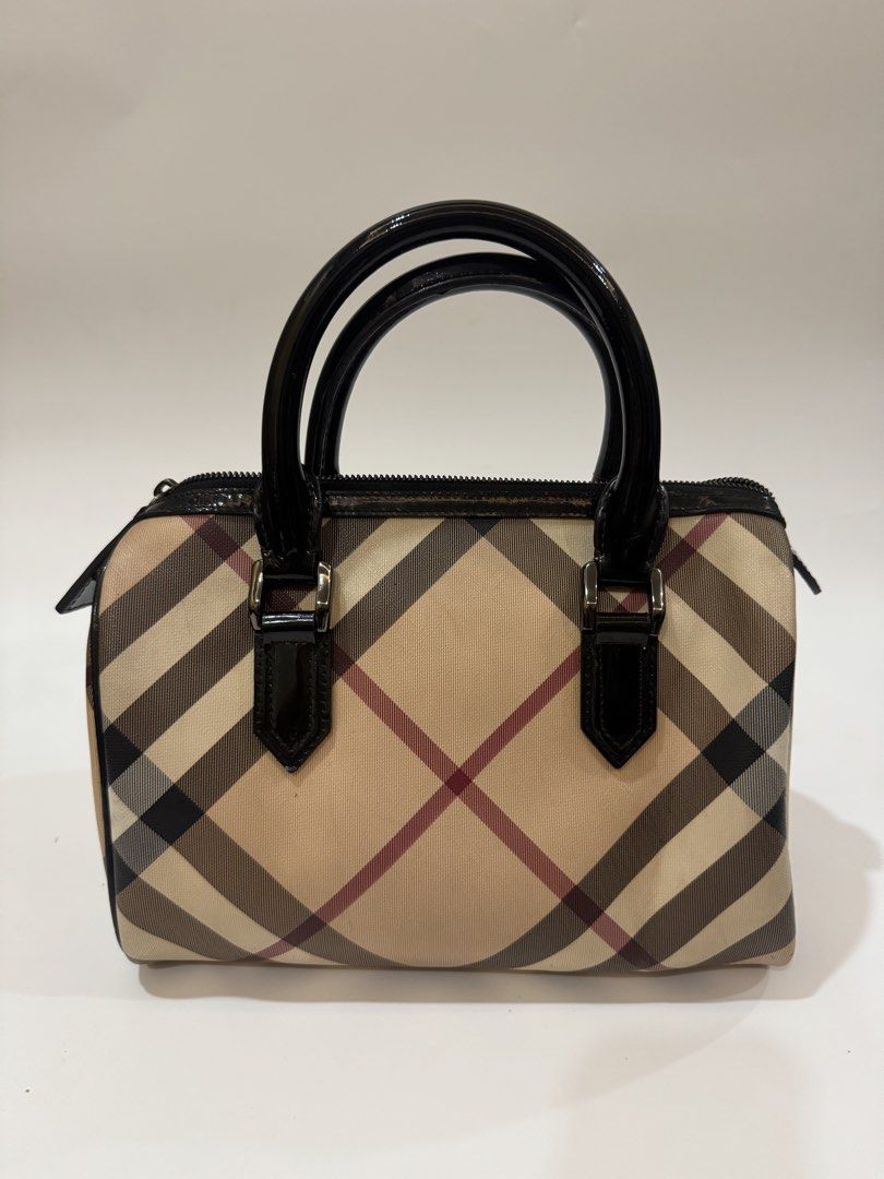 Burberry Nova Check Chester (Category: Luxury Bags & Wallets) located in Cagayan de Oro. Submitted by KoaApparelAtbp. (Listing ID 1471249073, Image 1). Description: Size 25cm Boston Bag Clean inside.