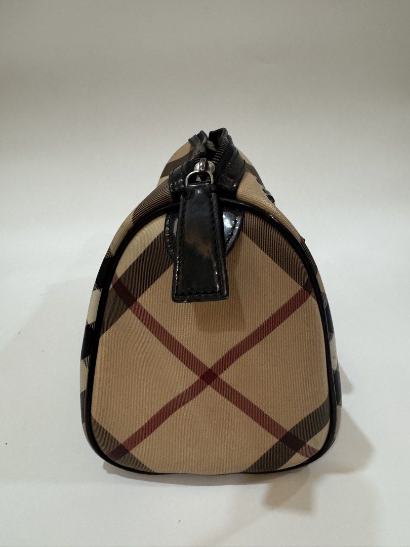Burberry Nova Check Chester (Category: Luxury Bags & Wallets) located in Cagayan de Oro. Submitted by KoaApparelAtbp. (Listing ID 1471249073, Image 3). Description: Size 25cm Boston Bag Clean inside.