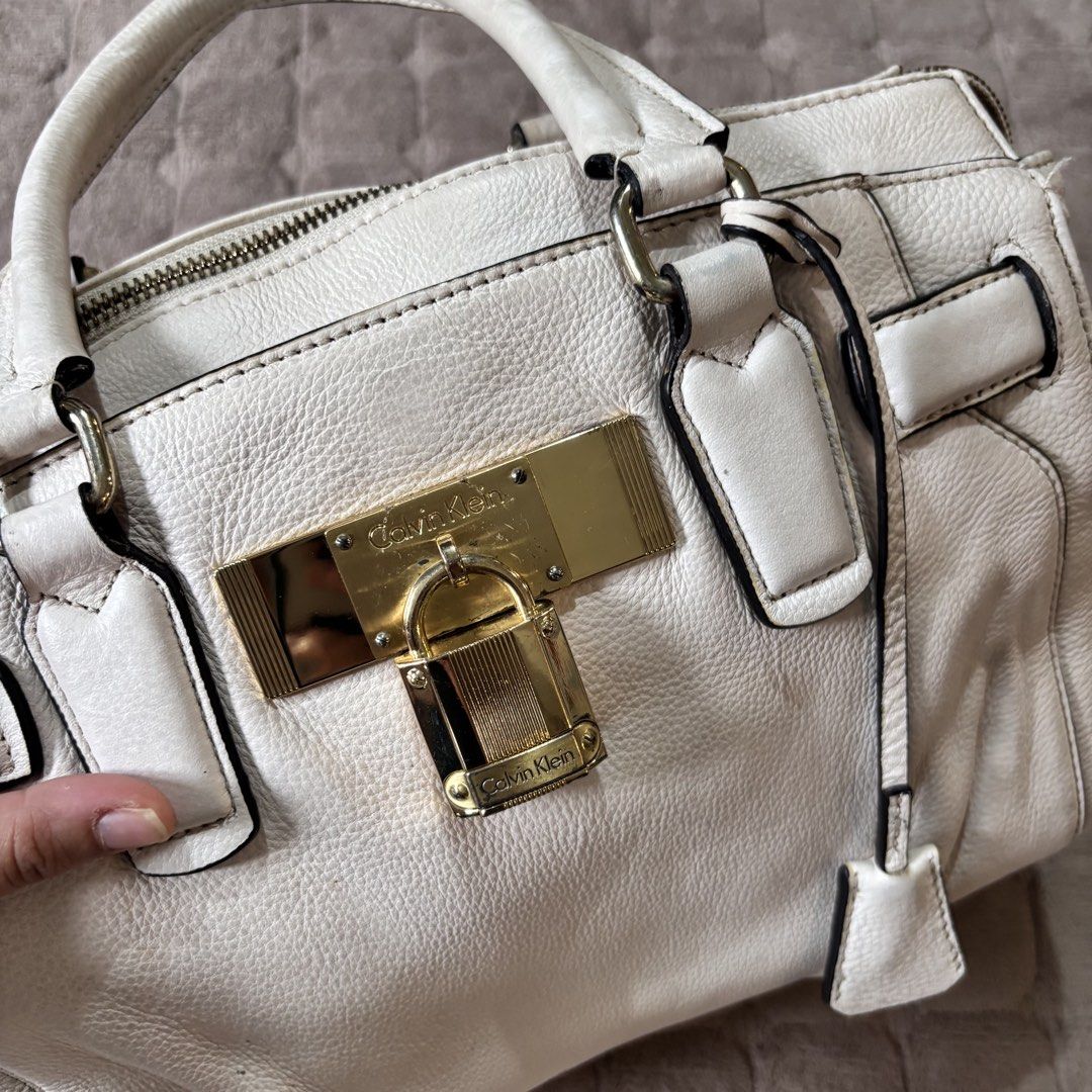Calvin Klein Handbag (Category: Luxury Bags & Wallets) located in Imus. Submitted by wear.arca (Listing ID 1471142404, Image 2). Description: 1 main zip compartment 3 inner pockets Flaws: some rubs (see pictures), some signs of use Rubber lining intact No rusting on hardware.
