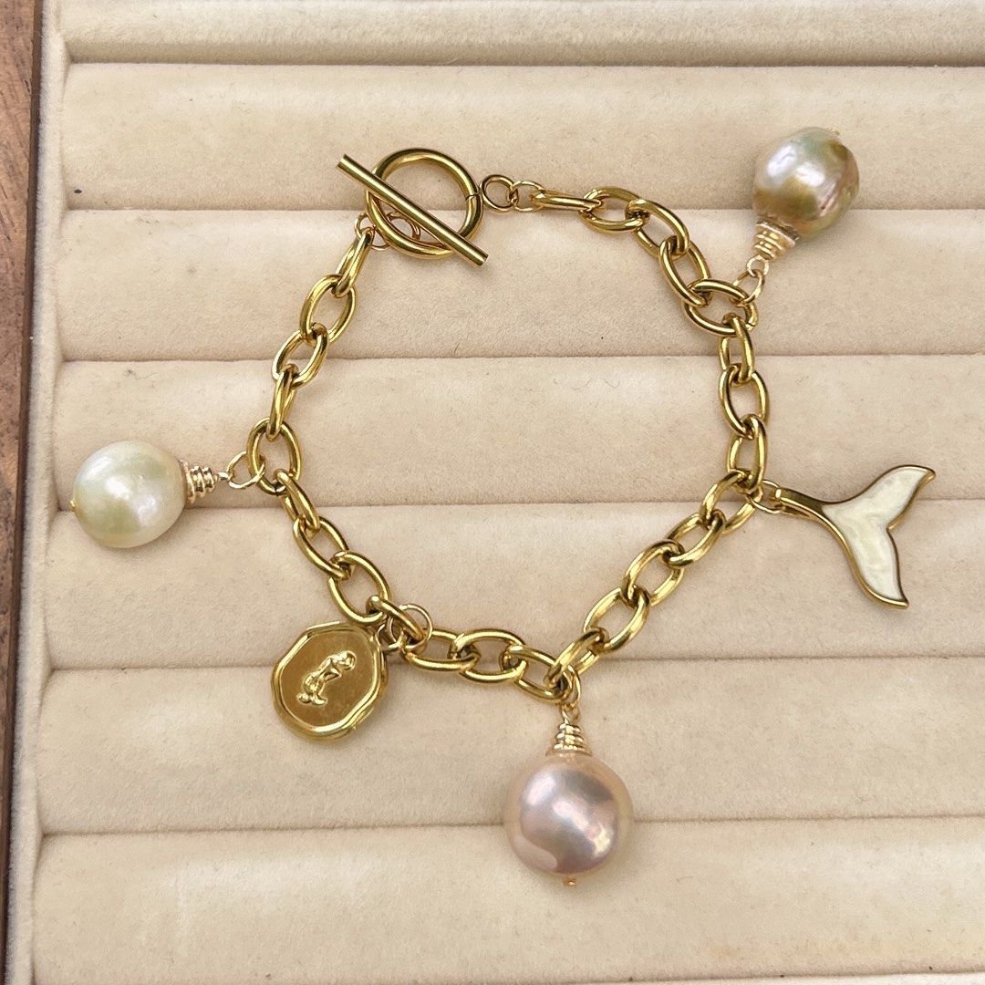 Charm Pearl bracelet (Category: Bracelets) located in Lipa City. Submitted by avenueusco_ph (Listing ID 1471148064, Image 1). Description: With authentic pearl charm ✨🦪 Titanium steel setting, nonfading, hypoallergenic. .
